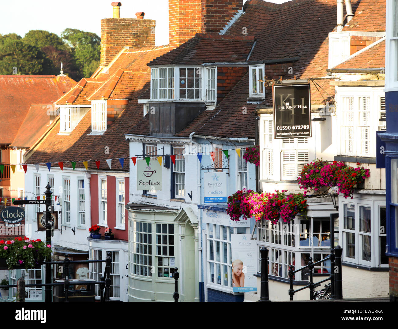 Quay Hill et la rue Quay à Lymington Hampshire sur le bord de la New Forest Banque D'Images