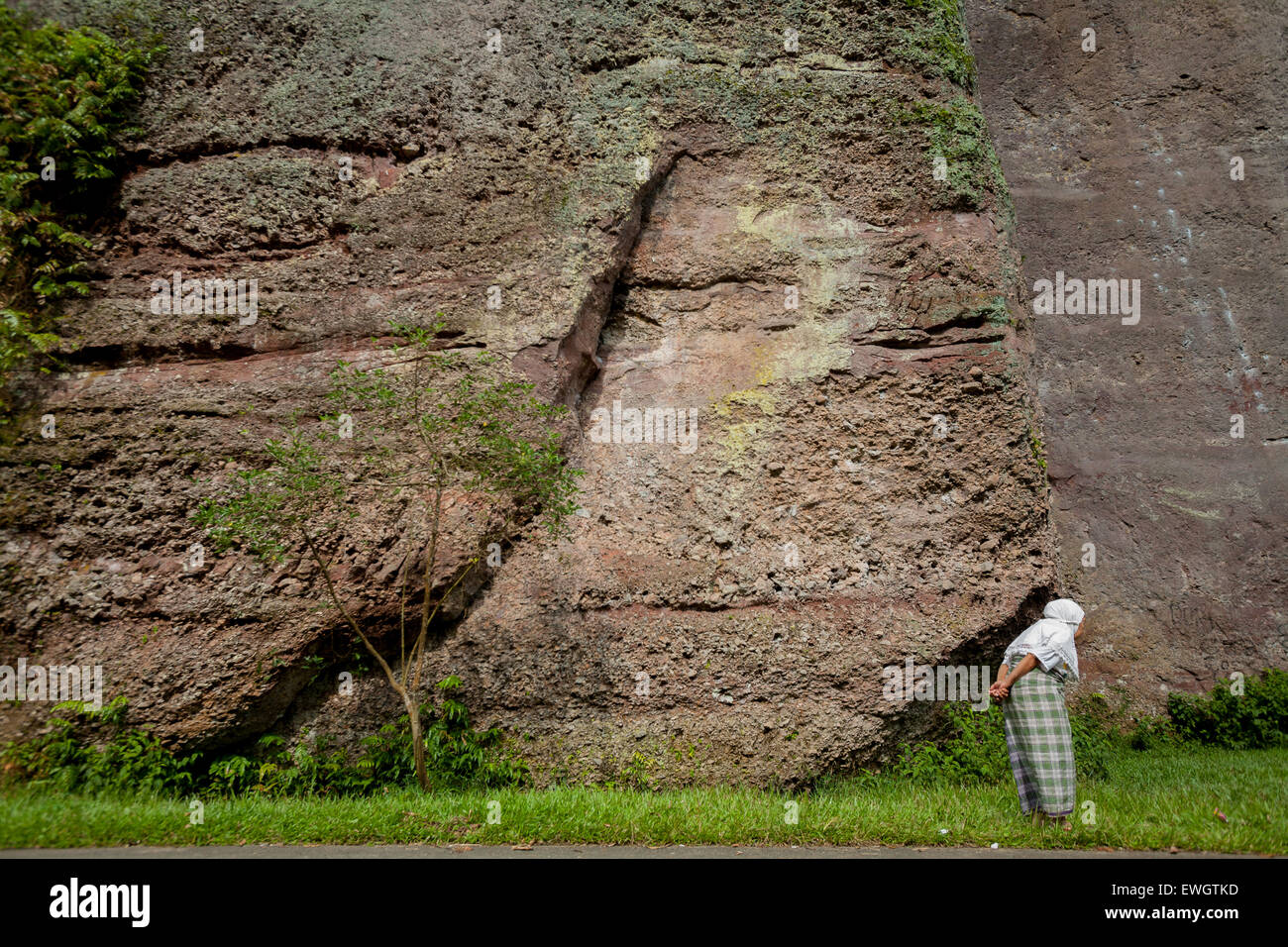 Une femme debout devant une falaise à Lembah Harau, Harau, Lima Puluh Kota, Sumatra Ouest, Indonésie. Banque D'Images