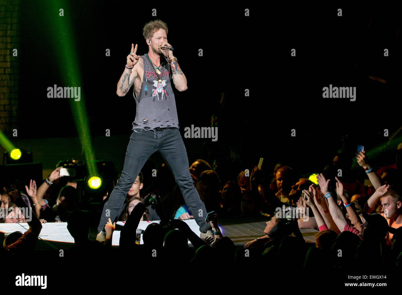 Milwaukee, Wisconsin, États-Unis. 24 Juin, 2015. Musicien Country Brian Kelley de Floride Géorgie effectue ligne vivre sur la scène du Festival de musique Summerfest à Milwaukee, Wisconsin © Daniel DeSlover/ZUMA/Alamy Fil Live News Banque D'Images