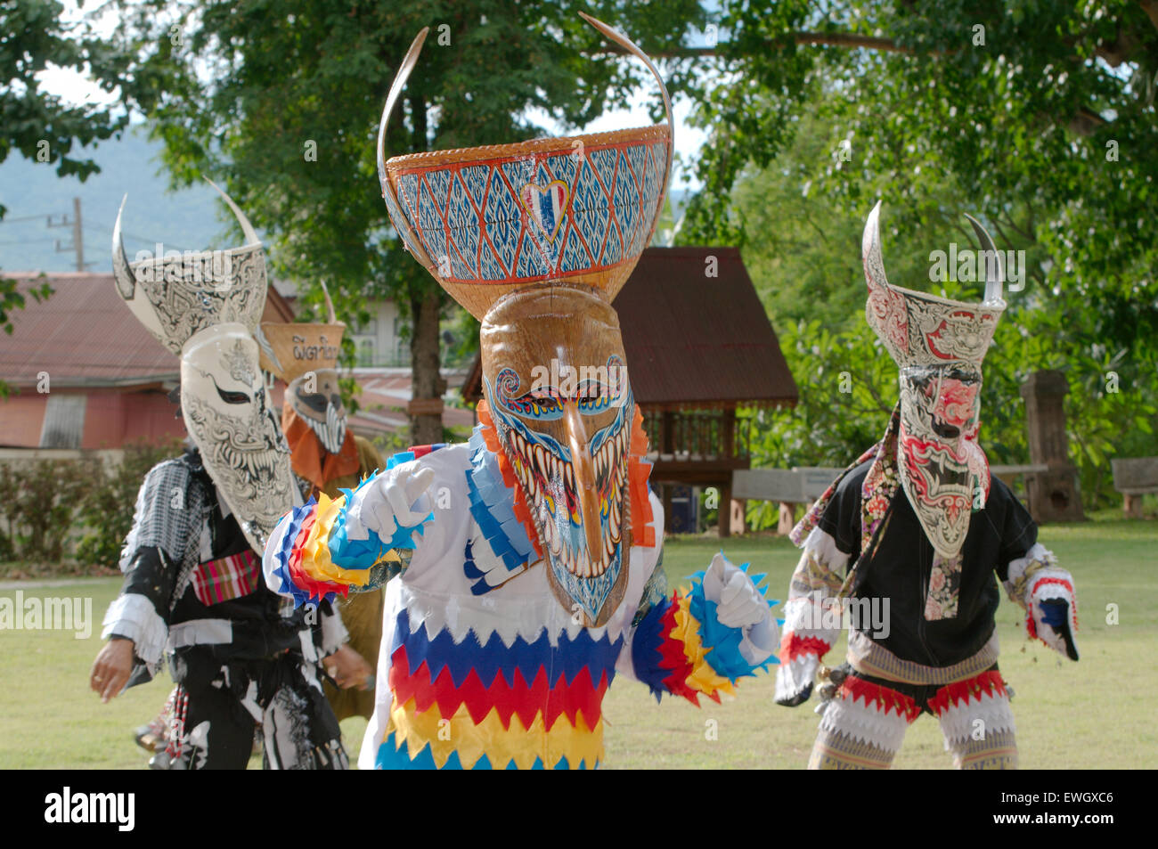 Les gens déguisés avec des masques et des costumes colorés fantôme. Phi Ta Khon Festival des masques Banque D'Images