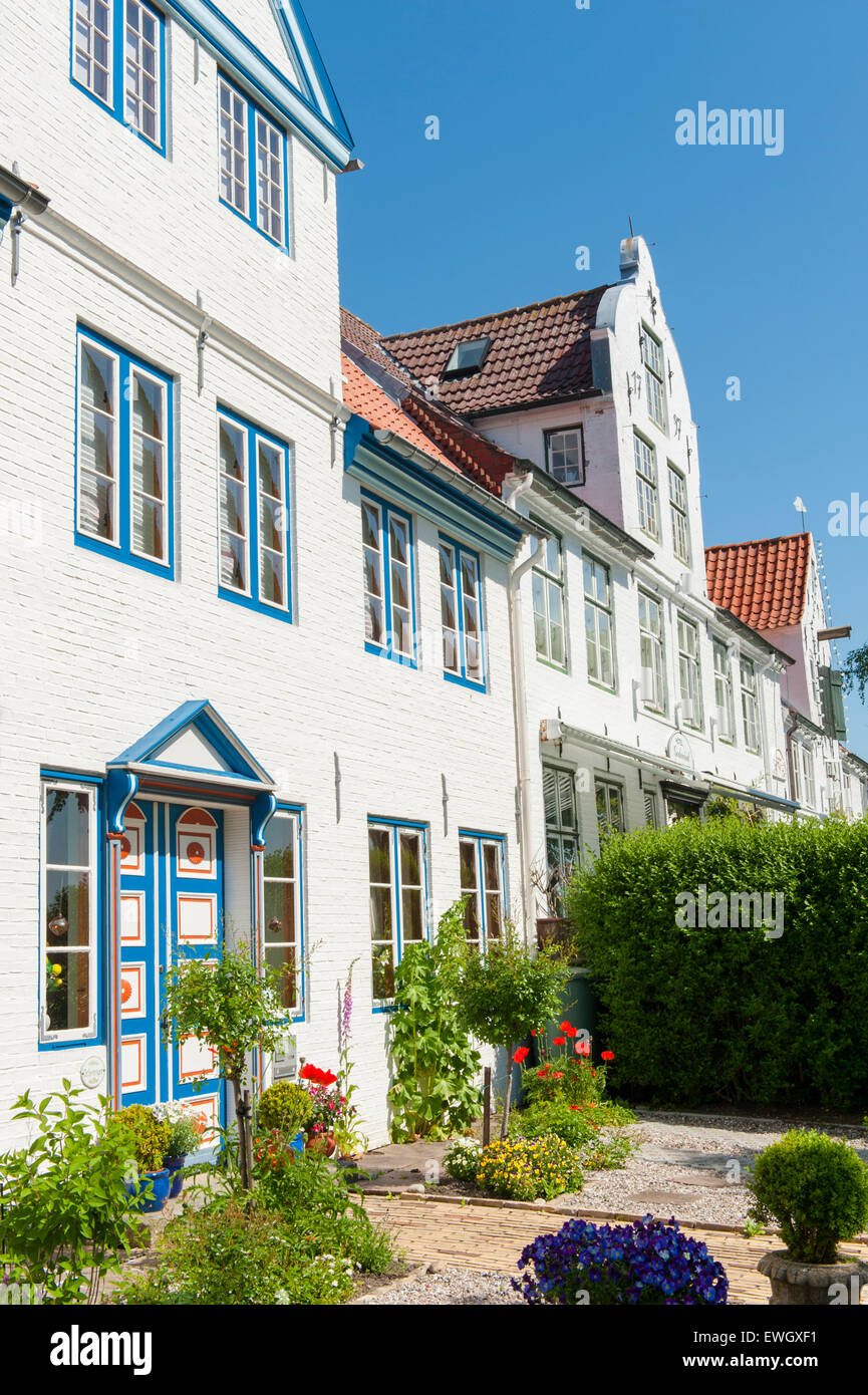 Façades nord-frisonne traditionnelle sont typiques de la vieille ville de Tönnning, un petit port de la péninsule Eiderstedt, Allemagne Banque D'Images