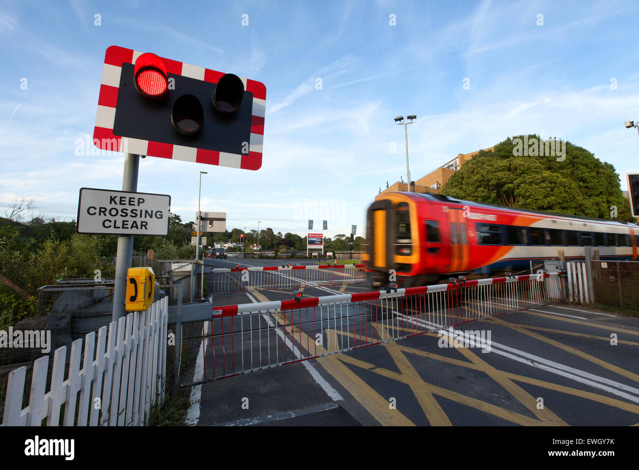 Un train dans le sud-ouest de Lymington railroad crossing Banque D'Images