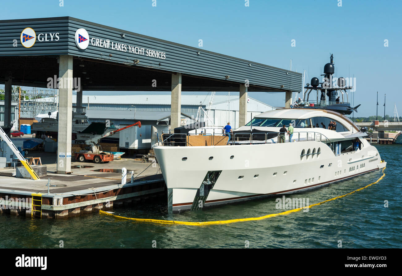 Au Wisconsin, le comté de porte, Sturgeon Bay, Palmer Johnson Mega Yacht de travaux en cours à quai Banque D'Images