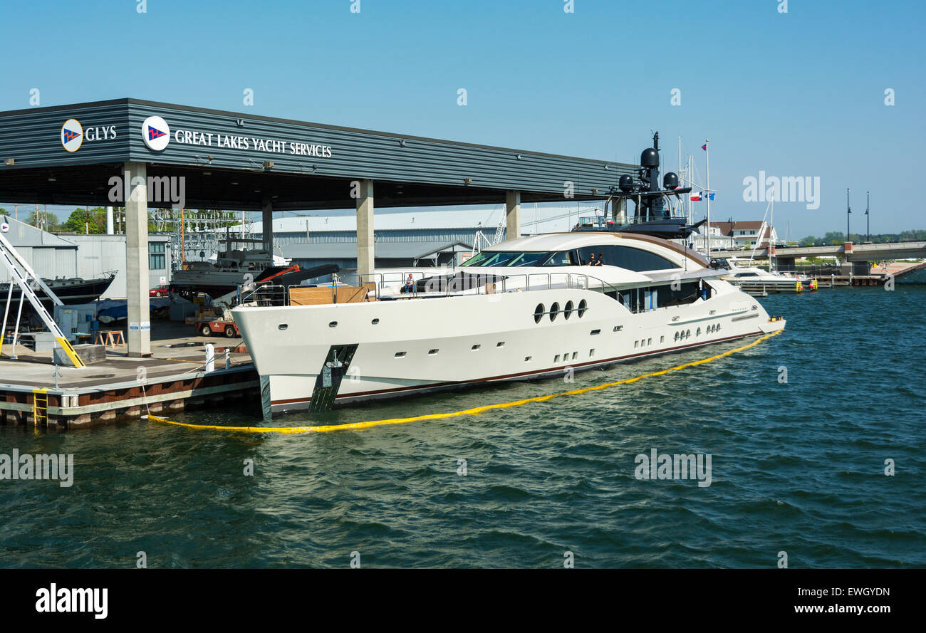 Au Wisconsin, le comté de porte, Sturgeon Bay, Palmer Johnson Mega Yacht de  travaux en cours à quai Photo Stock - Alamy