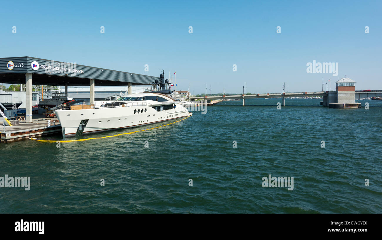 Au Wisconsin, le comté de porte, Sturgeon Bay, Palmer Johnson Mega Yacht de travaux en cours à quai Banque D'Images