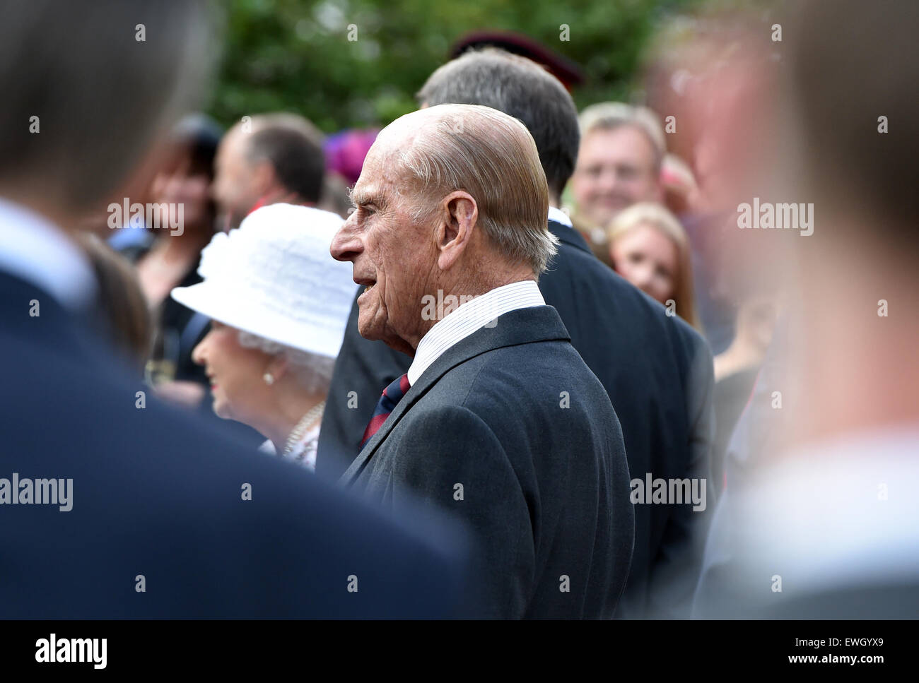 Berlin, Allemagne. 25 Juin, 2015. La Grande-Bretagne La reine Elizabeth II (L) et le Prince Philip (C), au Queen's Birthday Party à la résidence de l'ambassadeur britannique à l'Allemagne à Berlin, Allemagne, 25 juin 2015. Le monarque britannique et son mari sont sur leur cinquième visite d'État en Allemagne, du 23 au 26 juin. © AFP Photo Credit : dpa alliance photo alliance/Alamy Live News Banque D'Images