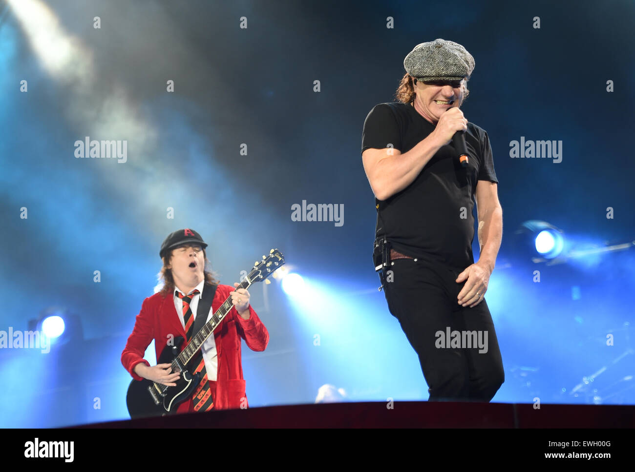 Berlin, Allemagne. 25 Juin, 2015. Singer Brian Johnson (R) et le guitariste Angus Young du groupe de rock australien AC/DC sur scène durant un concert à l'Olympiastadion de Berlin, Allemagne, 25 juin 2015. Photo : Britta Pedersen/dpa/Alamy Live News Banque D'Images