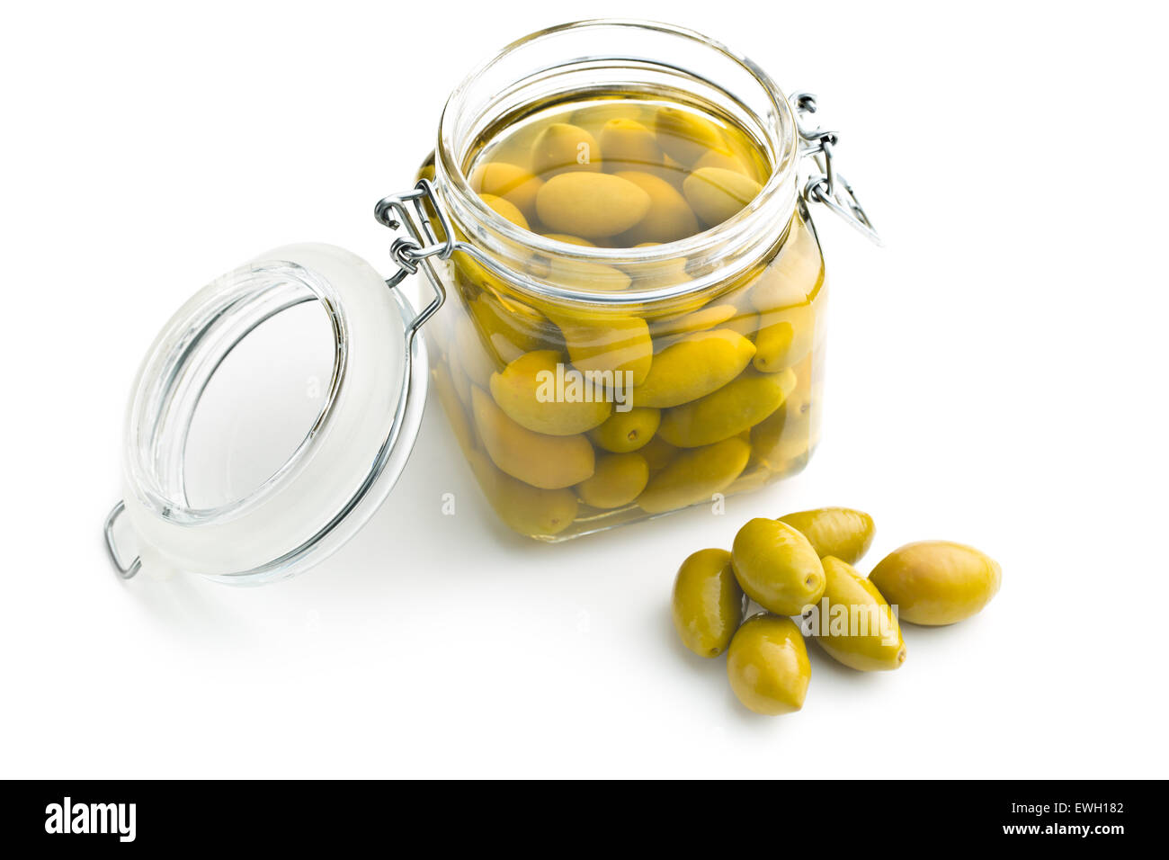 Olives vertes confites en pot sur fond blanc Banque D'Images