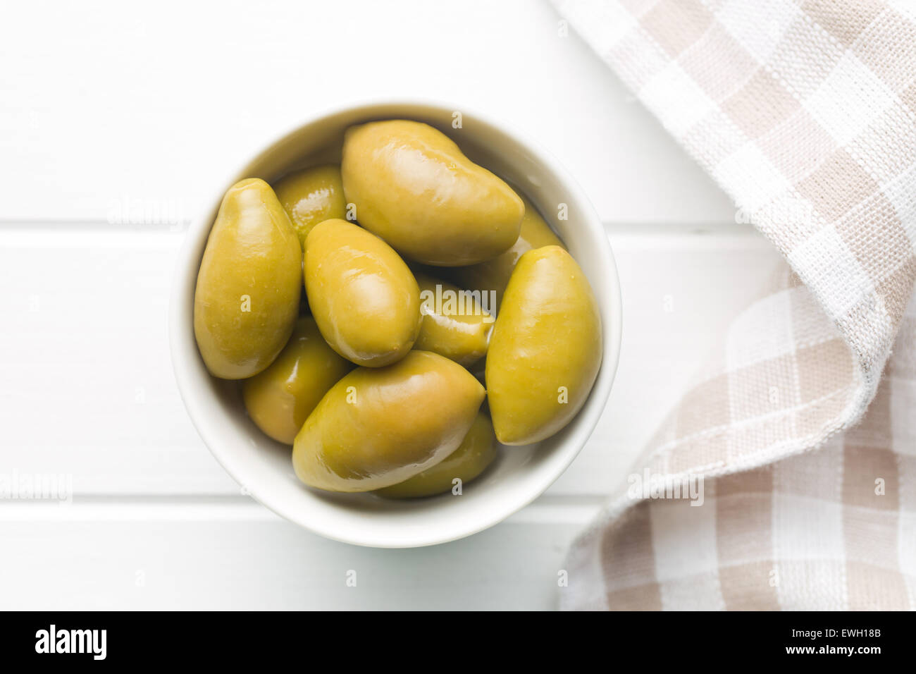 Dans un bol d'olives vertes sur la table de cuisine Banque D'Images