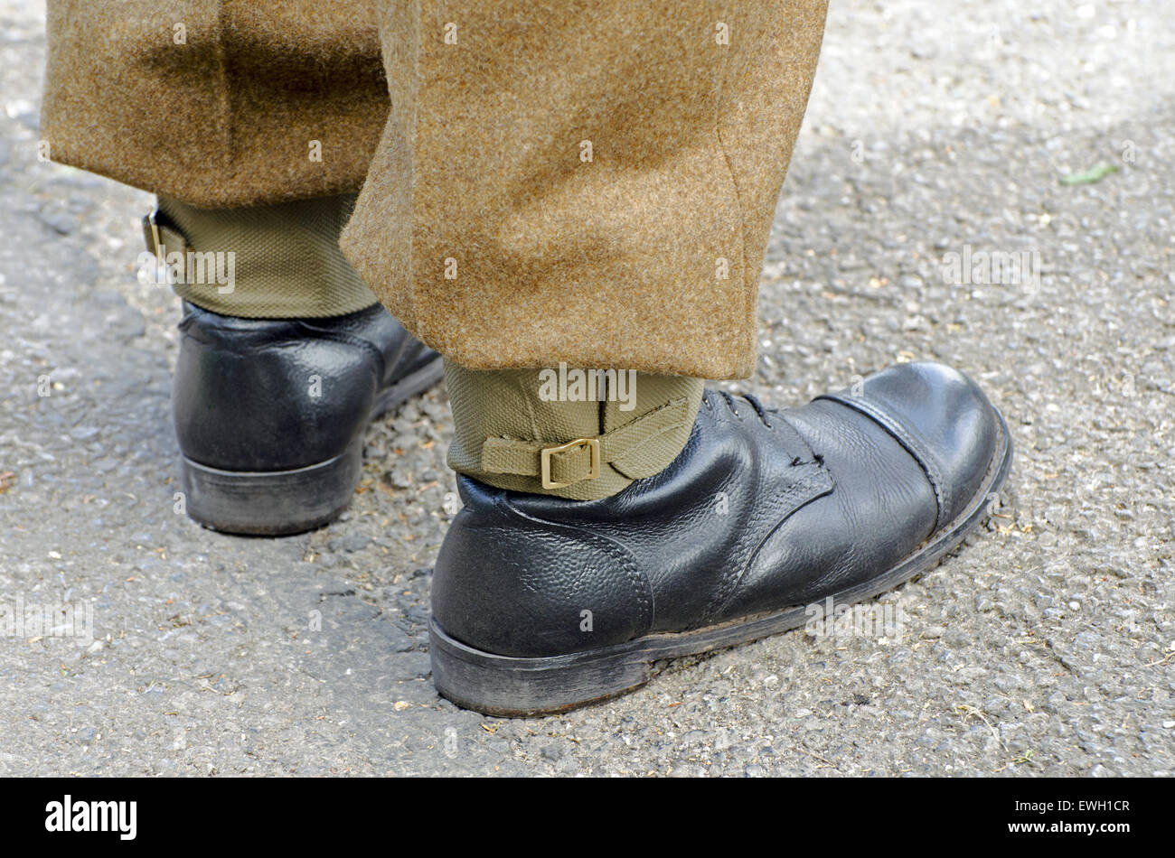 Personne en uniforme de l'armée britannique de la seconde guerre mondiale montrant un élément standard des bottes de l'armée et soufflets Banque D'Images