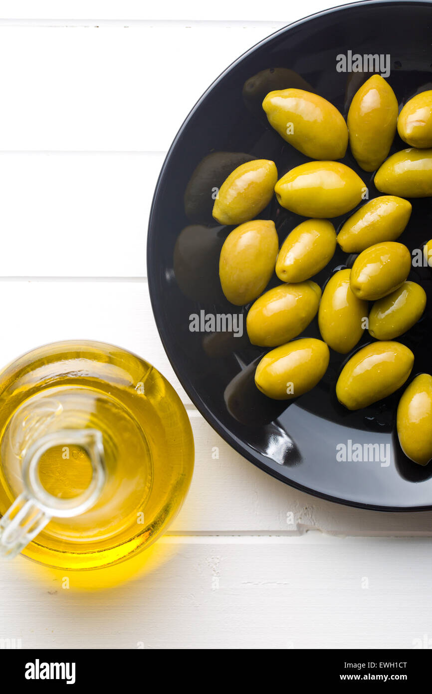 Les olives vertes sur la plaque Banque D'Images