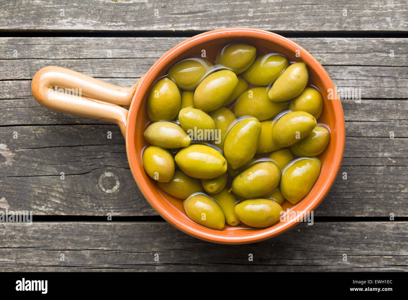 Dans un bol d'olives vertes sur la table de cuisine Banque D'Images