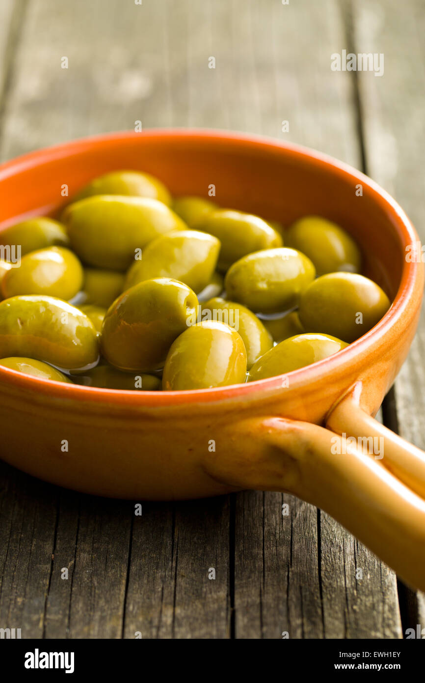 Dans un bol d'olives vertes sur la table de cuisine Banque D'Images
