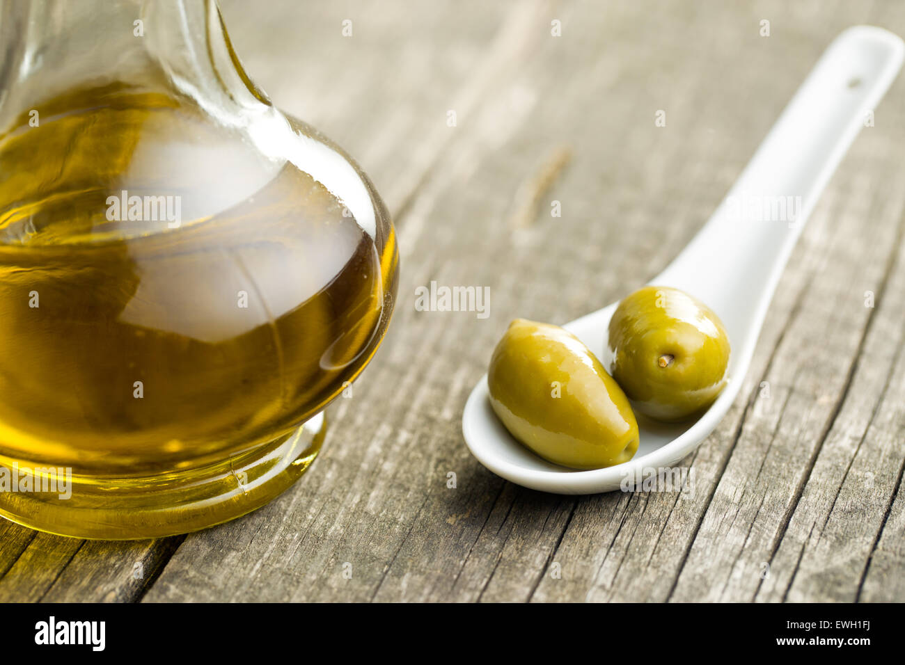 L'huile d'olive et olives vertes sur l'ancienne table Banque D'Images