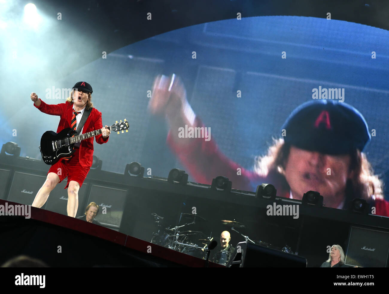 Berlin, Allemagne. 25 Juin, 2015. Angus Young, guitariste du groupe de rock australien AC/DC joue sur la scène pendant un concert à l'Olympiastadion de Berlin, Allemagne, 25 juin 2015. Photo : Britta Pedersen/dpa/Alamy Live News Banque D'Images