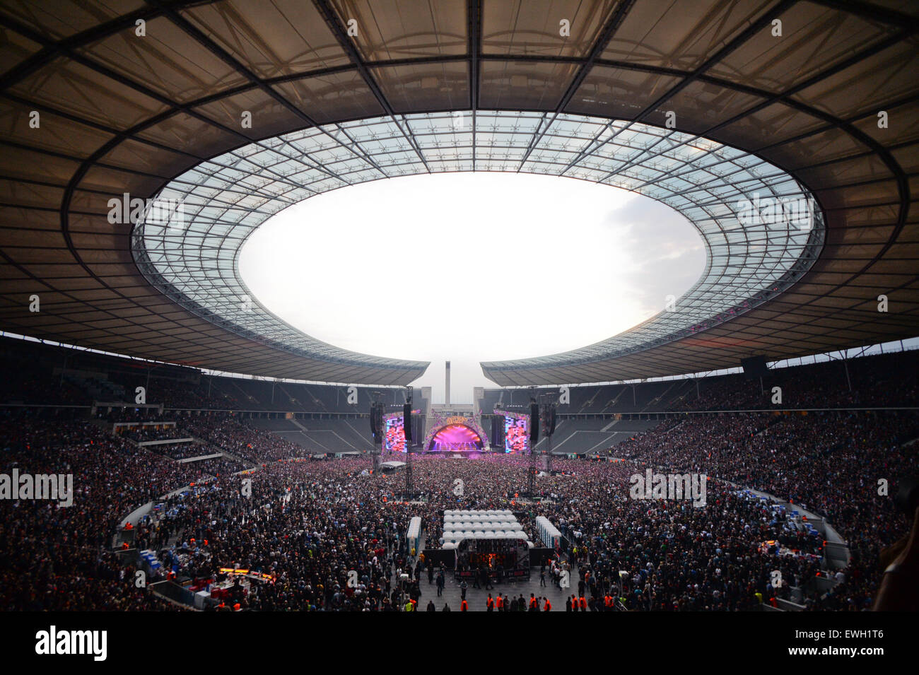 Berlin, Allemagne. 25 Juin, 2015. L'auditoire à la vôtre en tant que groupe de rock australien AC/DC joue sur la scène pendant un concert à l'Olympiastadion de Berlin, Allemagne, 25 juin 2015. Photo : Britta Pedersen/dpa/Alamy Live News Banque D'Images