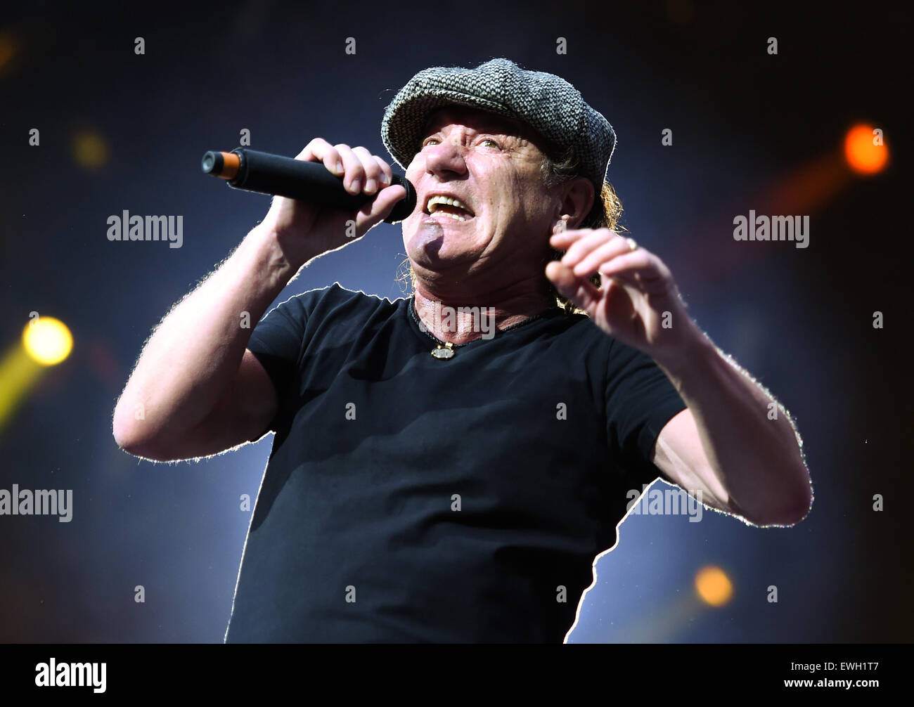 Berlin, Allemagne. 25 Juin, 2015. Brian Johnson, chanteur du groupe de rock australien AC/DC joue sur la scène pendant un concert à l'Olympiastadion de Berlin, Allemagne, 25 juin 2015. Photo : Britta Pedersen/dpa/Alamy Live News Banque D'Images
