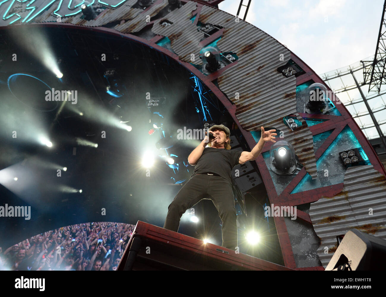 Berlin, Allemagne. 25 Juin, 2015. Brian Johnson, chanteur du groupe de rock australien AC/DC joue sur la scène pendant un concert à l'Olympiastadion de Berlin, Allemagne, 25 juin 2015. Photo : Britta Pedersen/dpa/Alamy Live News Banque D'Images