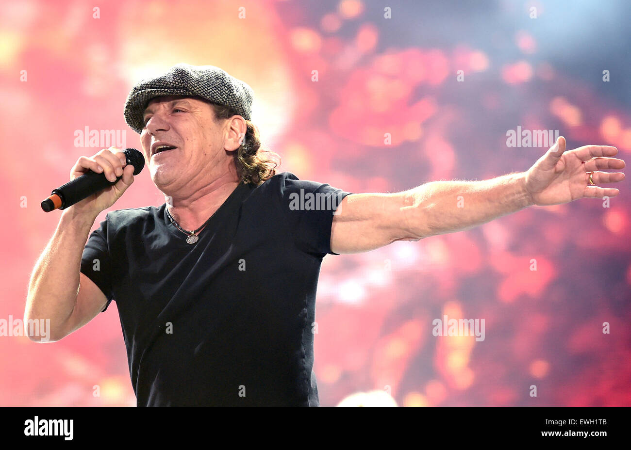 Berlin, Allemagne. 25 Juin, 2015. Brian Johnson, chanteur du groupe de rock australien AC/DC joue sur la scène pendant un concert à l'Olympiastadion de Berlin, Allemagne, 25 juin 2015. Photo : Britta Pedersen/dpa/Alamy Live News Banque D'Images
