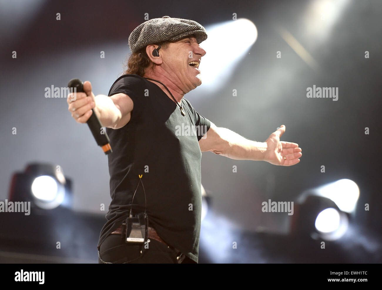 Berlin, Allemagne. 25 Juin, 2015. Brian Johnson, chanteur du groupe de rock australien AC/DC joue sur la scène pendant un concert à l'Olympiastadion de Berlin, Allemagne, 25 juin 2015. Photo : Britta Pedersen/dpa/Alamy Live News Banque D'Images