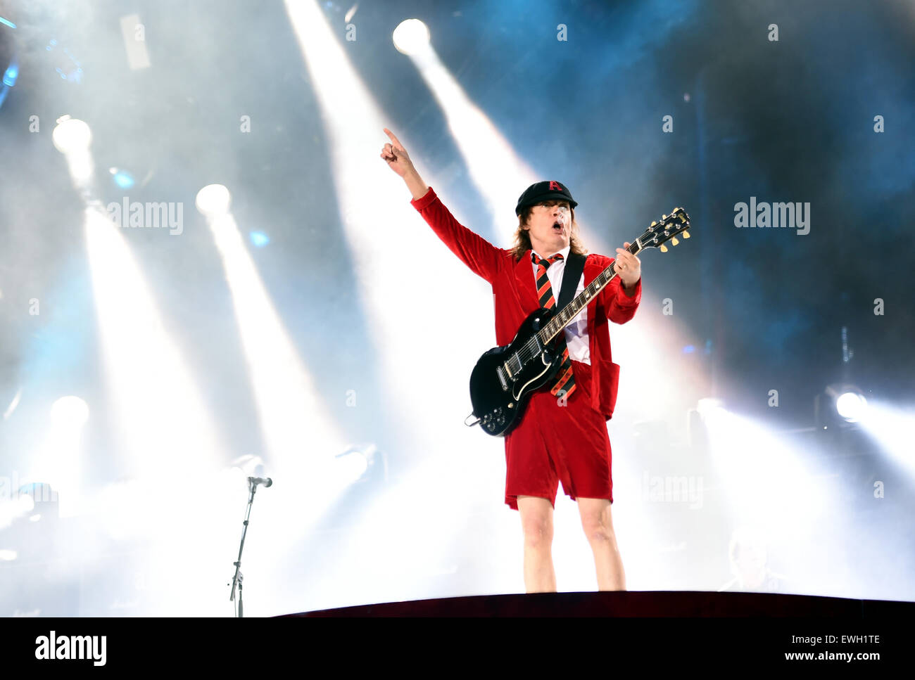 Berlin, Allemagne. 25 Juin, 2015. Angus Young, guitariste du groupe de rock australien AC/DC joue sur la scène pendant un concert à l'Olympiastadion de Berlin, Allemagne, 25 juin 2015. Photo : Britta Pedersen/dpa/Alamy Live News Banque D'Images
