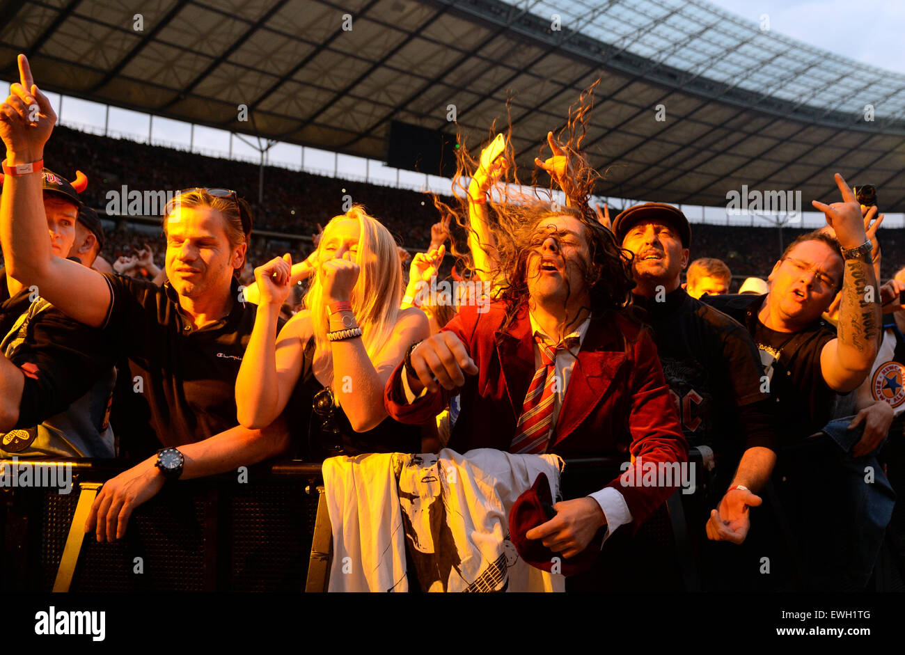 Berlin, Allemagne. 25 Juin, 2015. Fans cheer comme groupe de rock australien AC/DC joue sur la scène pendant un concert à l'Olympiastadion de Berlin, Allemagne, 25 juin 2015. Photo : Britta Pedersen/dpa/Alamy Live News Banque D'Images