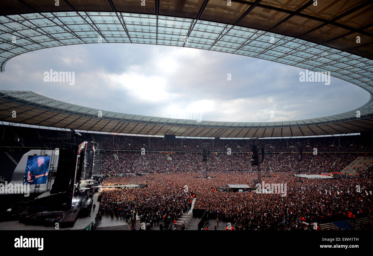 Berlin, Allemagne. 25 Juin, 2015. Le groupe de rock australien AC/DC joue sur la scène pendant un concert à l'Olympiastadion de Berlin, Allemagne, 25 juin 2015. Photo : Britta Pedersen/dpa/Alamy Live News Banque D'Images