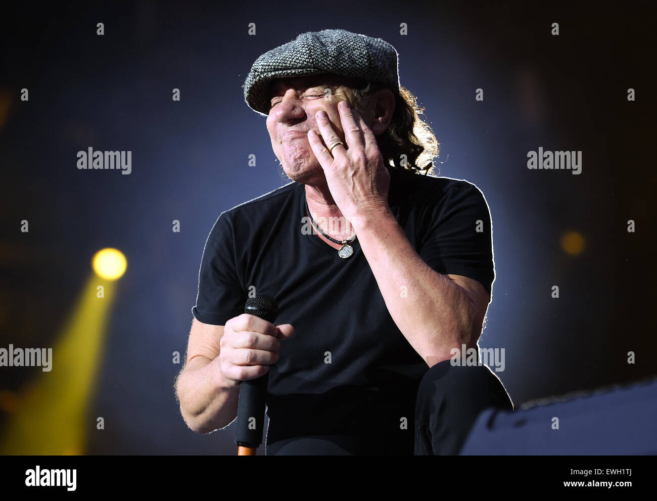 Berlin, Allemagne. 25 Juin, 2015. Brian Johnson, chanteur du groupe de rock australien AC/DC joue sur la scène pendant un concert à l'Olympiastadion de Berlin, Allemagne, 25 juin 2015. Photo : Britta Pedersen/dpa/Alamy Live News Banque D'Images