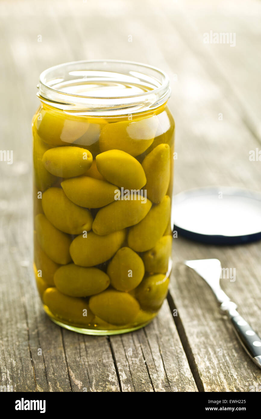 Les olives vertes confites en pot Banque D'Images