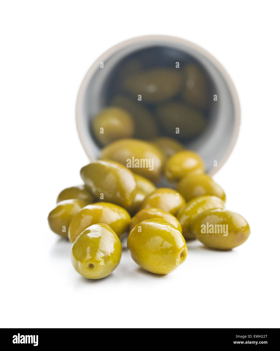 Olives vertes sur fond blanc Banque D'Images