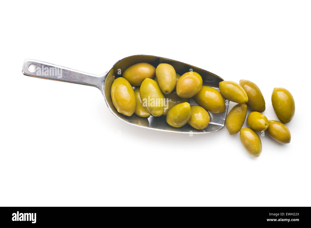Olives vertes dans scoop sur fond blanc Banque D'Images