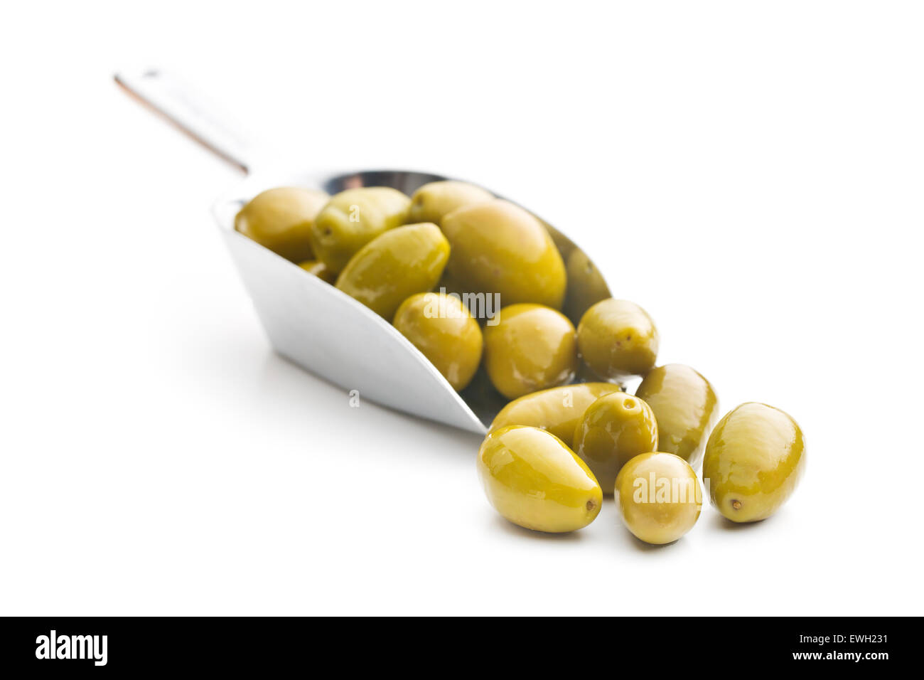 Olives vertes dans scoop sur fond blanc Banque D'Images