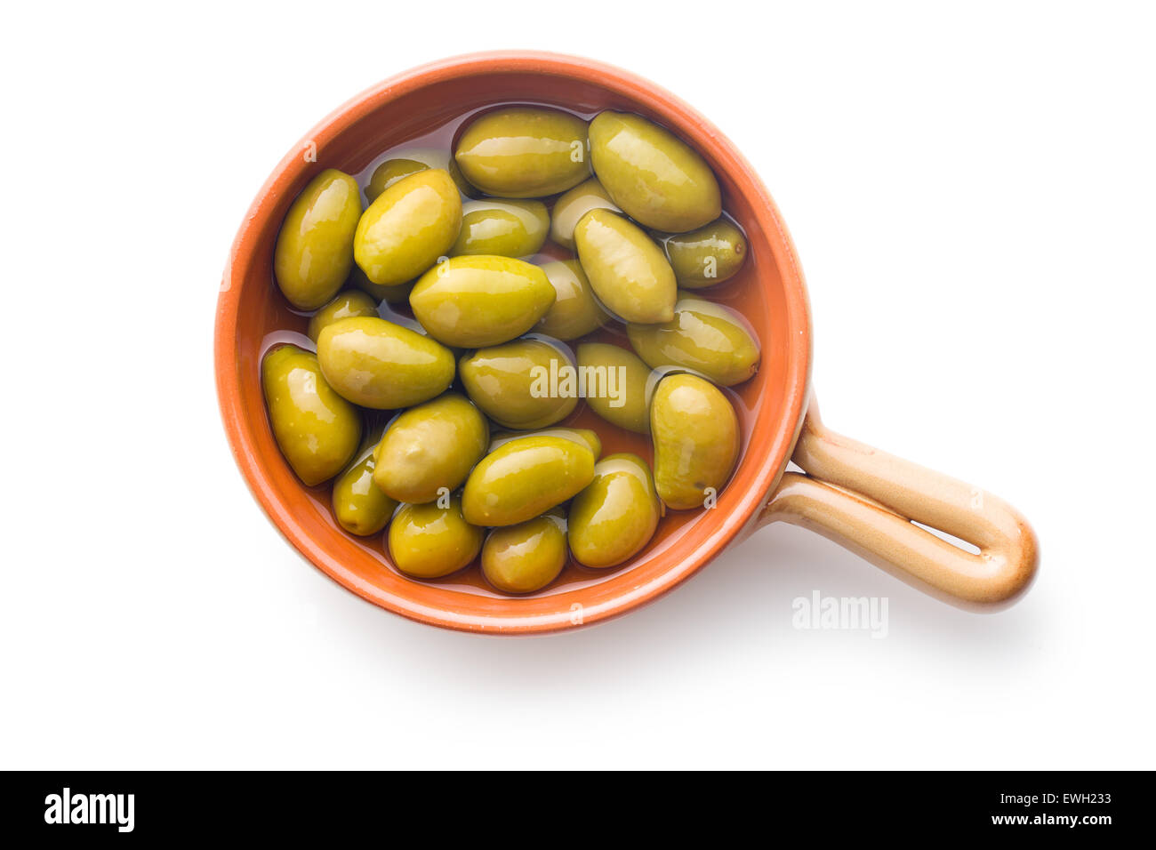 Dans un bol d'olives vertes sur fond blanc Banque D'Images