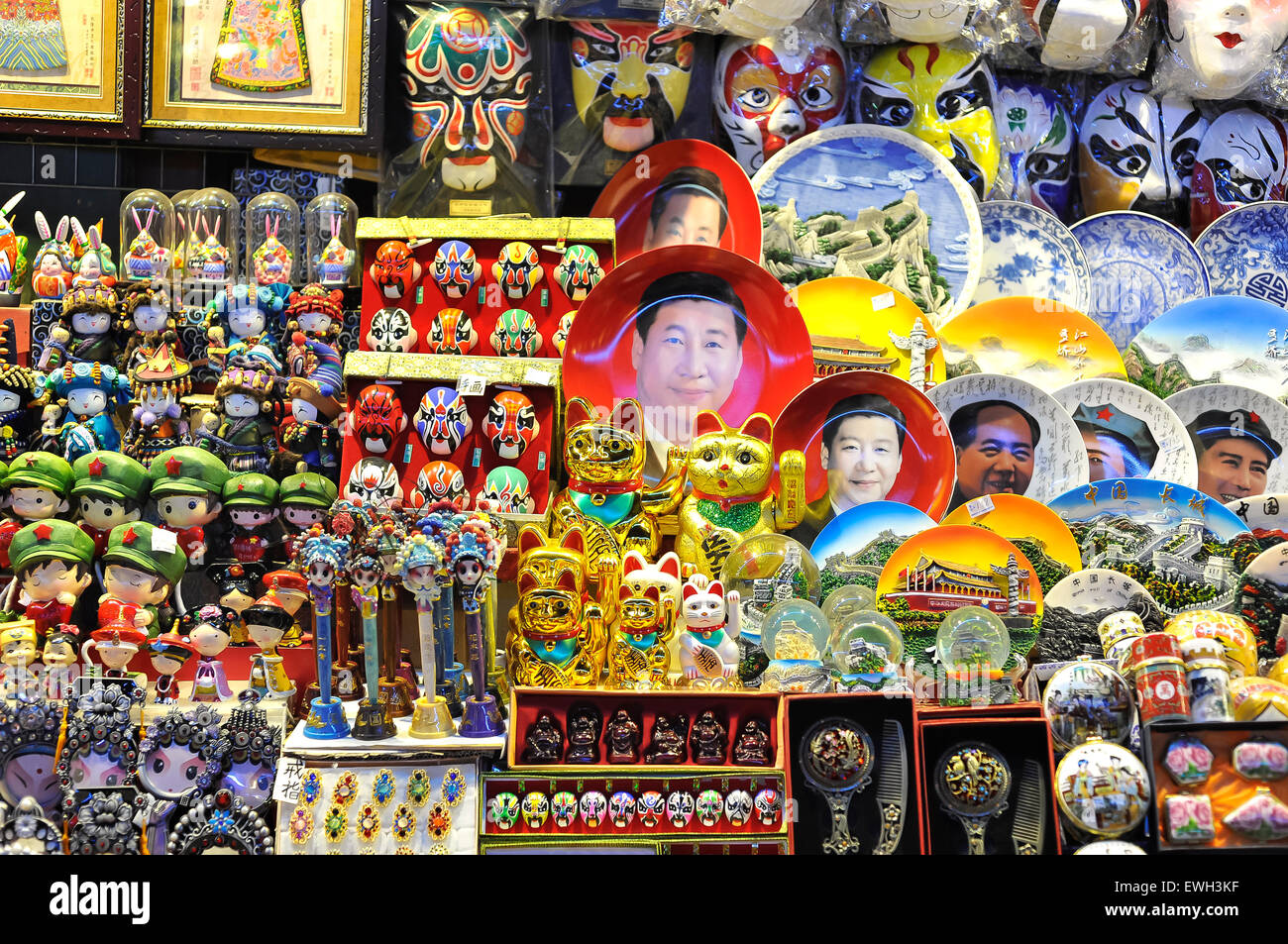 Xi Jinping plaques avant et d'autres souvenirs sur l'affichage à un marché de nuit à Beijing Banque D'Images