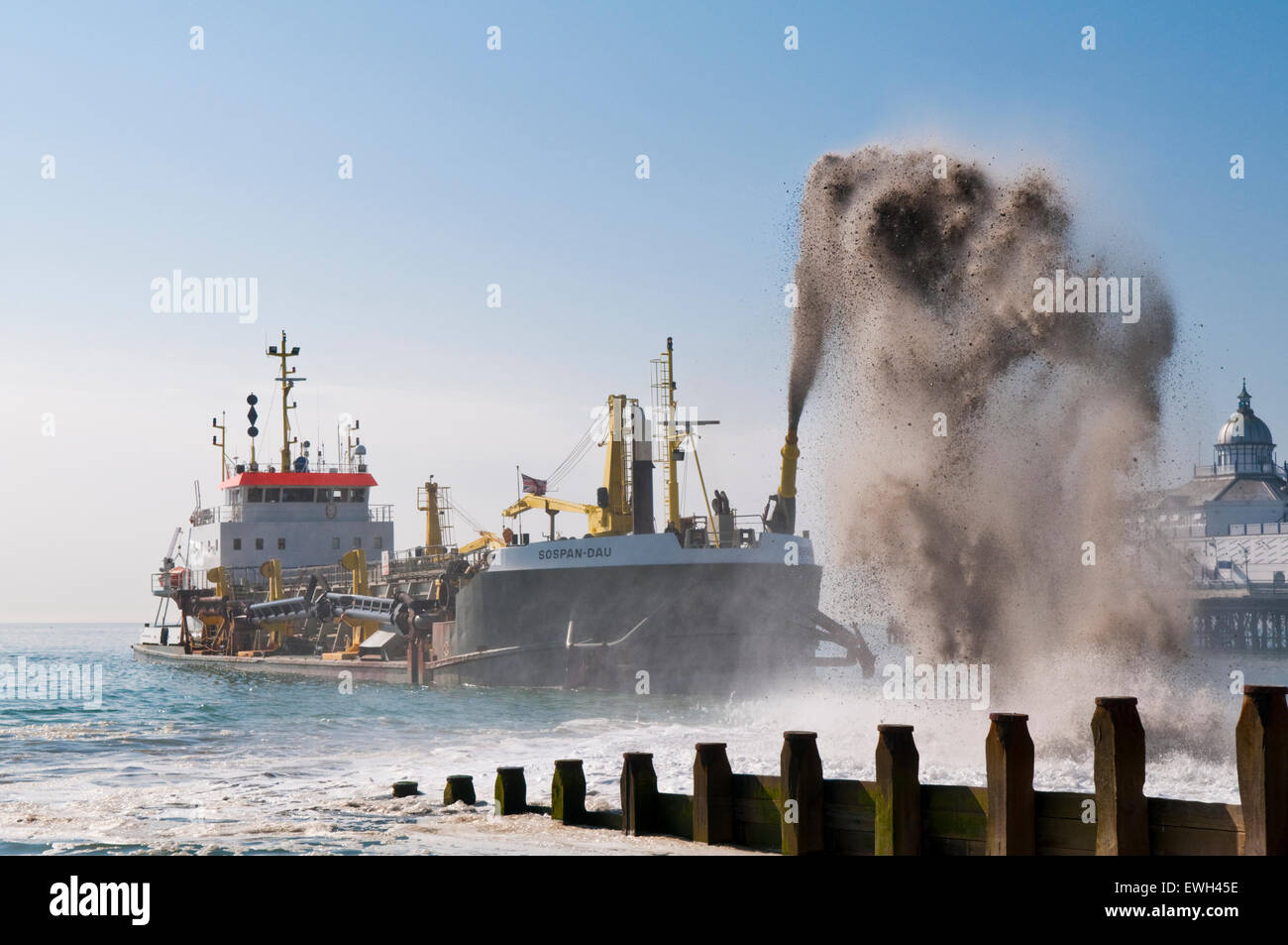 La drague à succion Sospan Dau l'exécution de travaux de restauration sur la plage front de mer d'Eastbourne Banque D'Images