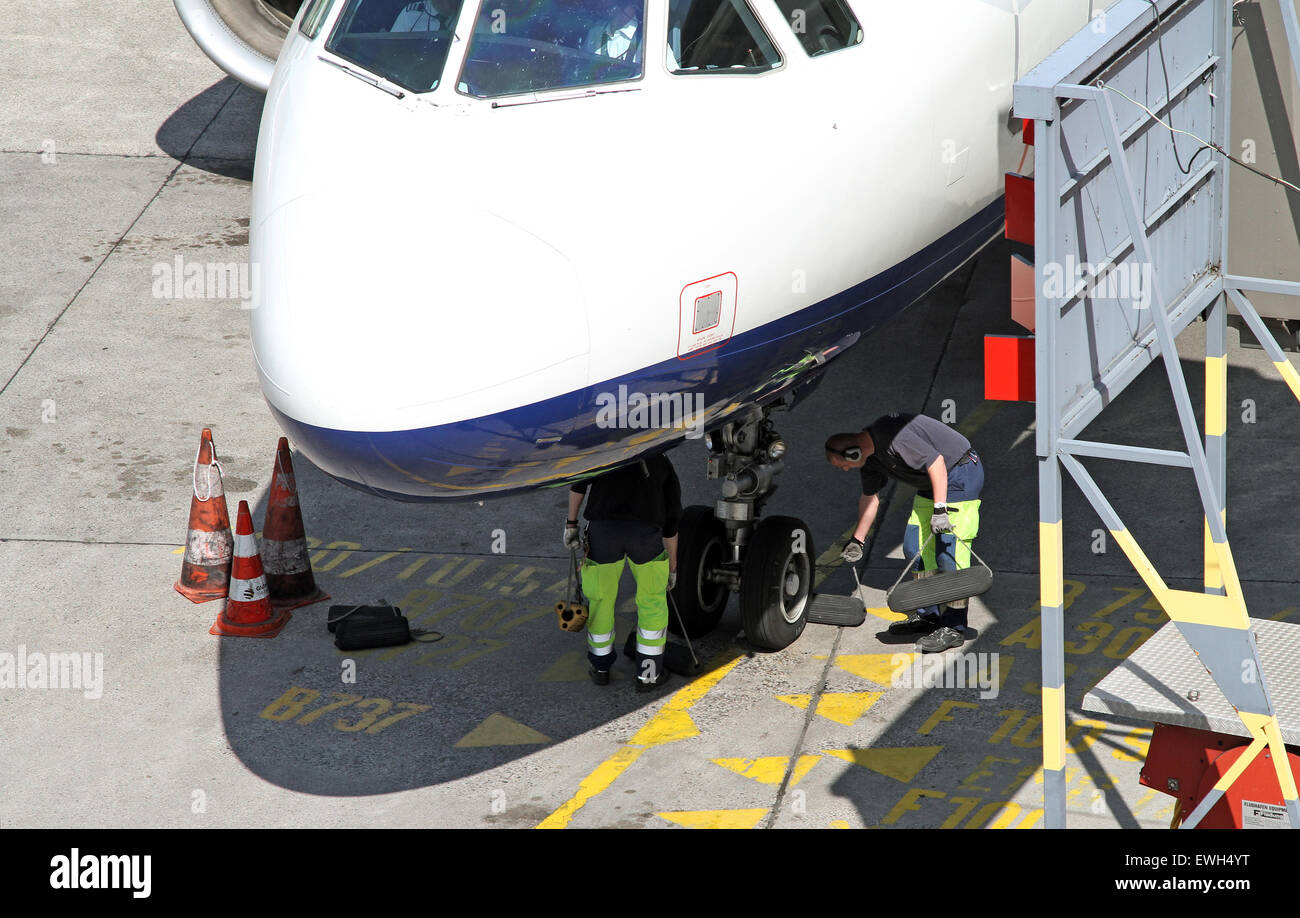 Berlin, Allemagne, les employés de l'aéroport déposer les plaquettes de frein sur un avion Banque D'Images