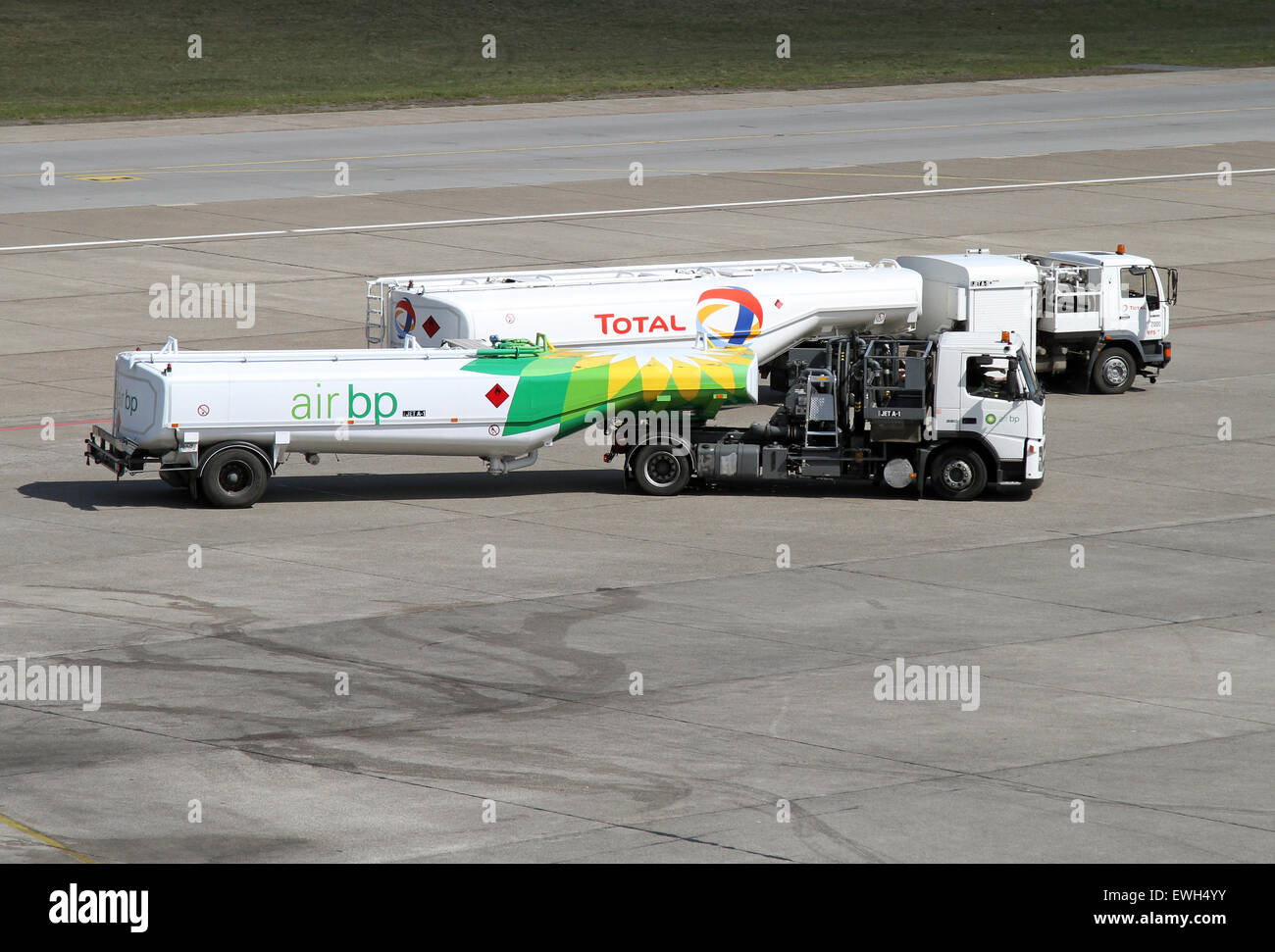 Berlin, Allemagne, les pétroliers de l'aérodrome de l'Entreprise Total et BP sur le tarmac Banque D'Images