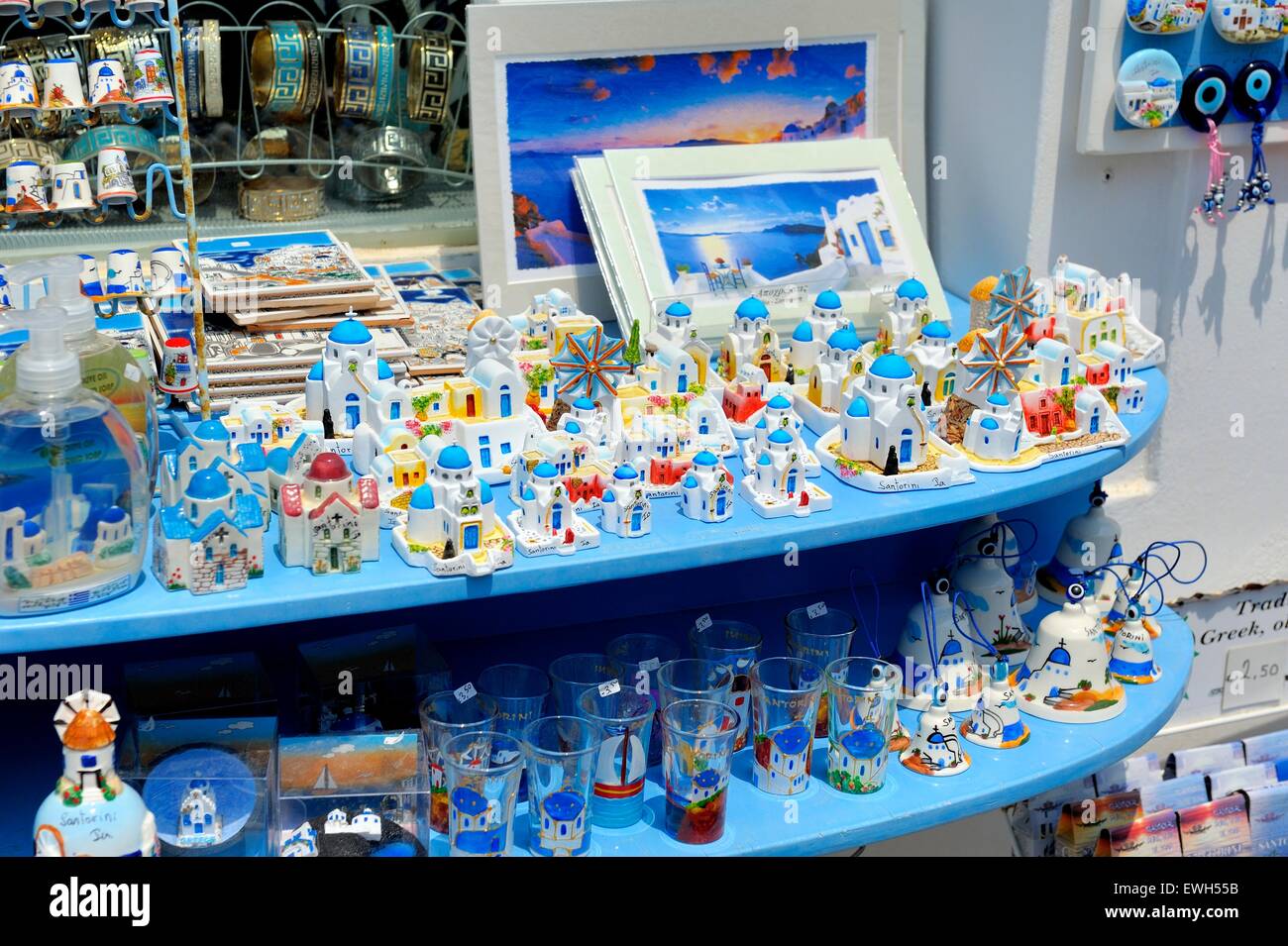 Souvenirs en vente à l'extérieur d'une boutique dans le village de Oia Santorini Grèce Banque D'Images