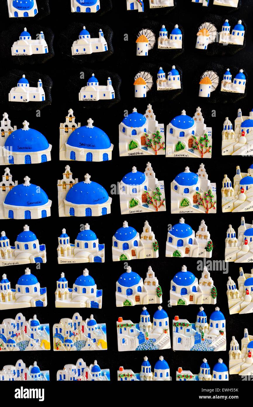 Aimants de réfrigérateur de souvenirs en vente dans une boutique dans le village de Oia Santorini Grèce Banque D'Images
