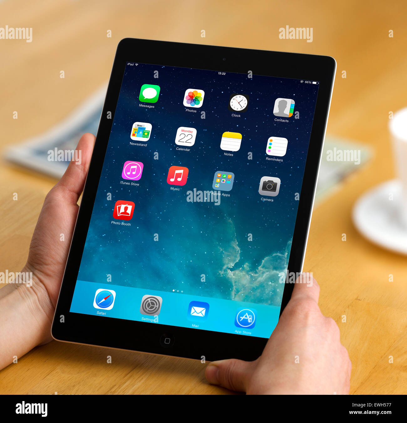 En regardant l'écran d'accueil sur un ordinateur tablette Apple iPad Air Banque D'Images