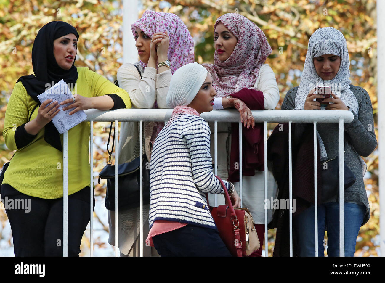 Paris, France, arabes woman wearing scarf Banque D'Images