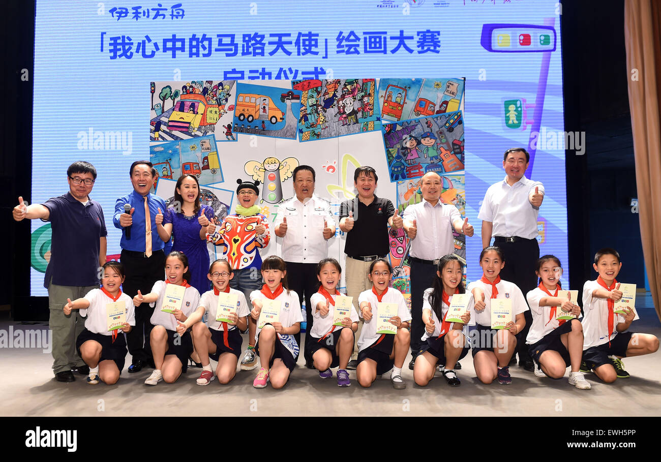 Beijing, Chine. 26 Juin, 2015. Les étudiants et les clients posent pour des photos lors d'une cérémonie de lancement de 'Road Angel' concours de peinture pour enfants à Beijing, capitale de Chine, le 26 juin 2015. Le concours, avec la participation des enfants de 4 à 14 ans, vise à les sensibiliser à la sécurité routière. © Liangkuai Jin/Xinhua/Alamy Live News Banque D'Images