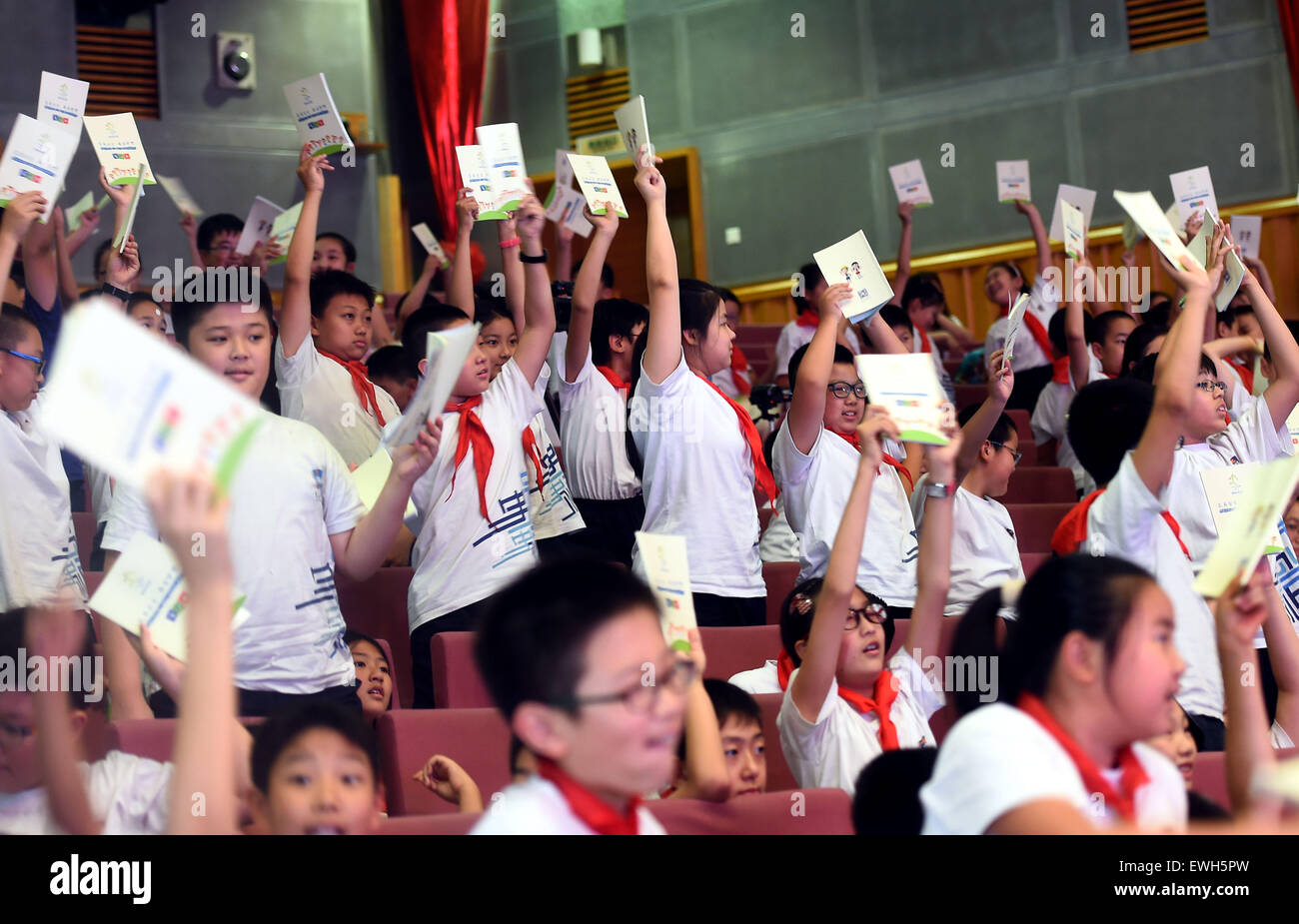 Beijing, Chine. 26 Juin, 2015. Les élèves ont un ordinateur portable pour la sécurité de la circulation au cours d'une cérémonie de lancement de 'Road Angel' concours de peinture pour enfants à Beijing, capitale de Chine, le 26 juin 2015. Le concours, avec la participation des enfants de 4 à 14 ans, vise à les sensibiliser à la sécurité routière. © Liangkuai Jin/Xinhua/Alamy Live News Banque D'Images