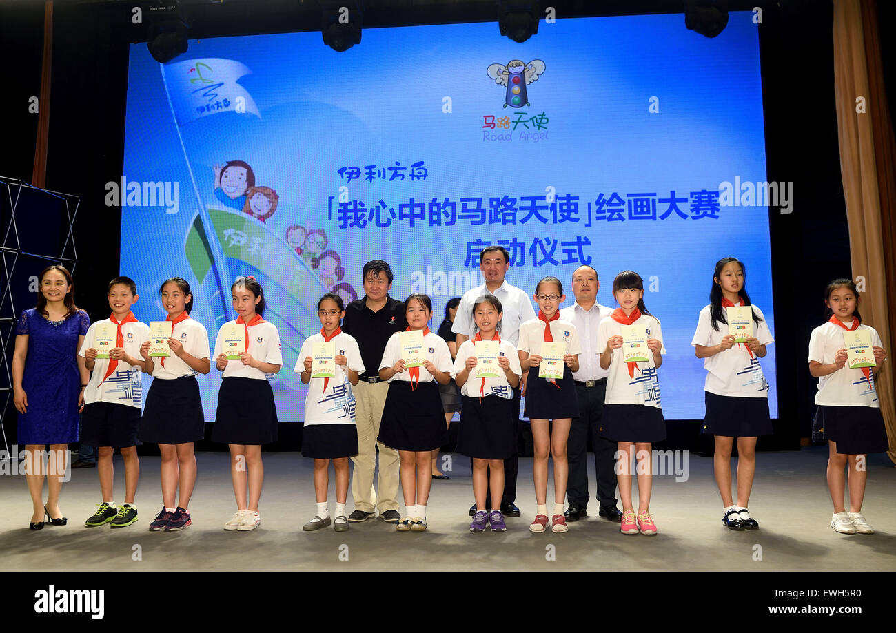 Beijing, Chine. 26 Juin, 2015. Les étudiants et les clients posent pour des photos lors d'une cérémonie de lancement de 'Road Angel' concours de peinture pour enfants à Beijing, capitale de Chine, le 26 juin 2015. Le concours, avec la participation des enfants de 4 à 14 ans, vise à les sensibiliser à la sécurité routière. © Liangkuai Jin/Xinhua/Alamy Live News Banque D'Images
