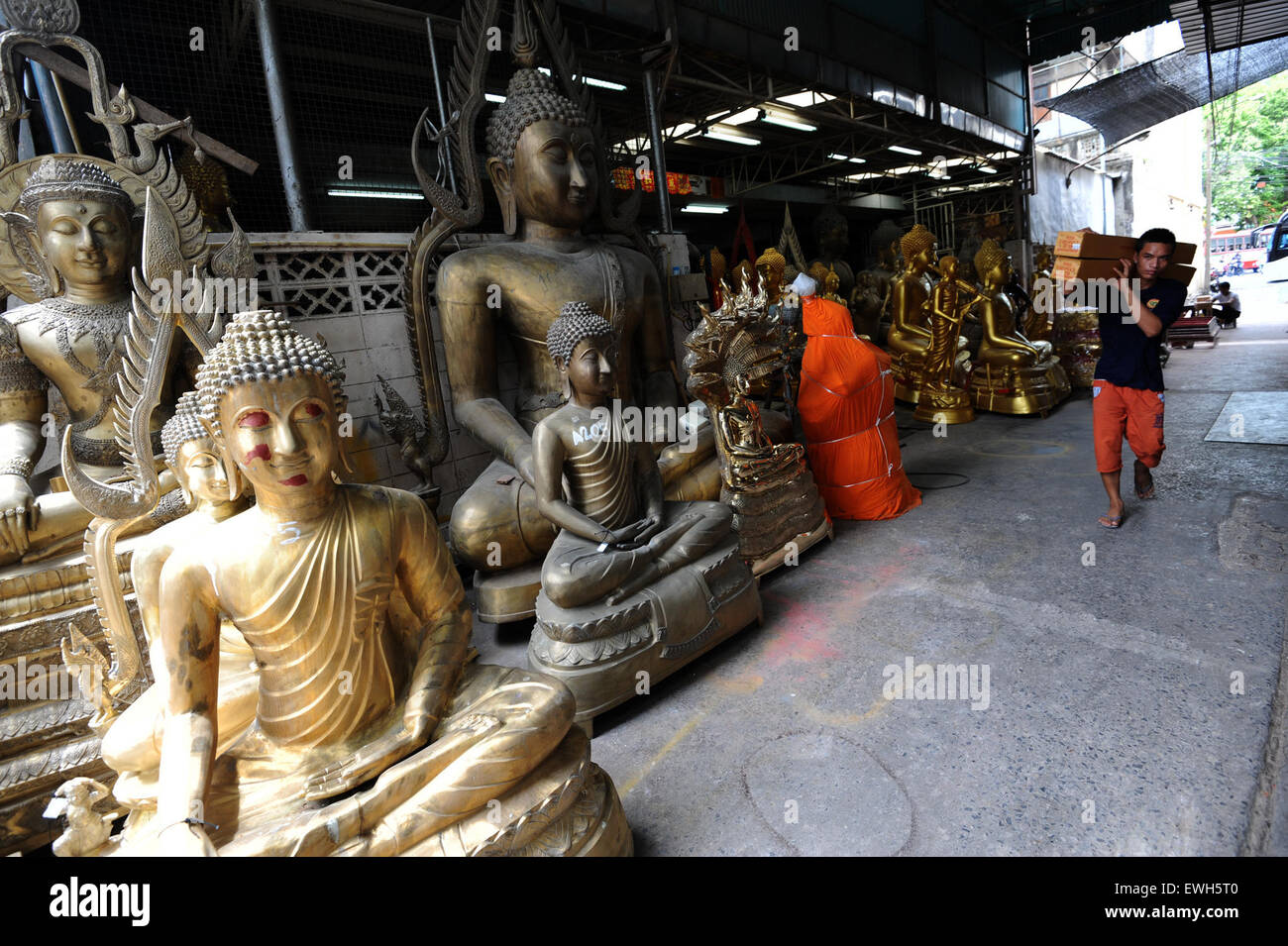 Bangkok, Thaïlande. 26 Juin, 2015. Un travailleur passe devant les statues de Bouddha à Bangkok, Thaïlande, le 26 juin 2015. © Sageamsak Rachen/Xinhua/Alamy Live News Banque D'Images