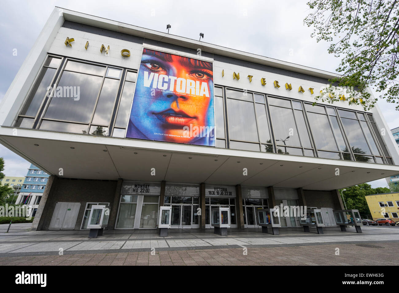 Vue extérieure du cinéma Kino International historique dans l'ancien Berlin-Est sur l'Avenue Karl Marx à Berlin Allemagne Banque D'Images