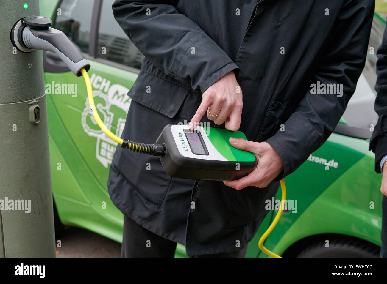 Berlin, Allemagne, inviter un e-scooter sur une lanterne de rue Banque D'Images