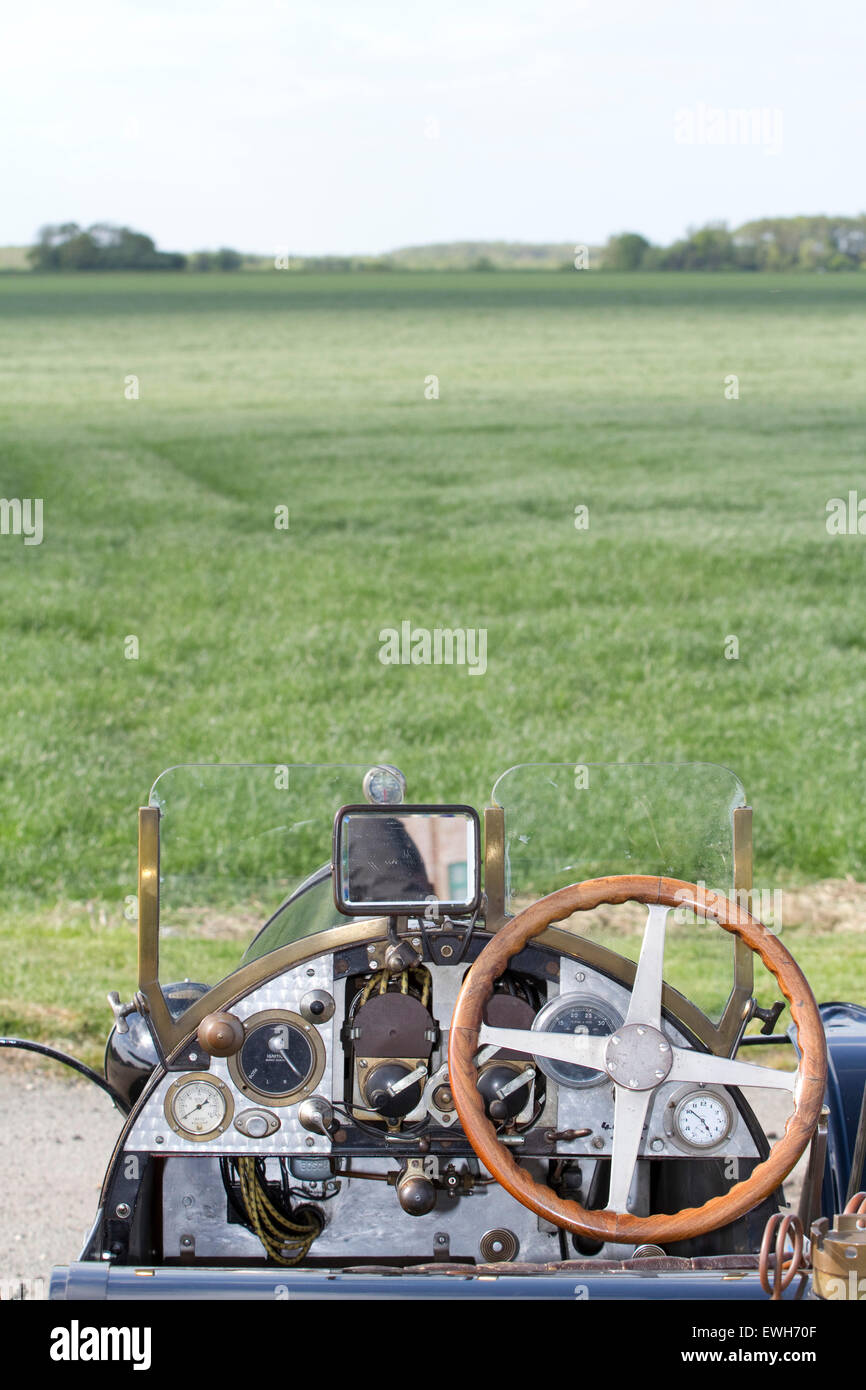 Vue arrière d'une tête d'automobile Bugatti vintage ouvrir dans une pelouse. Banque D'Images