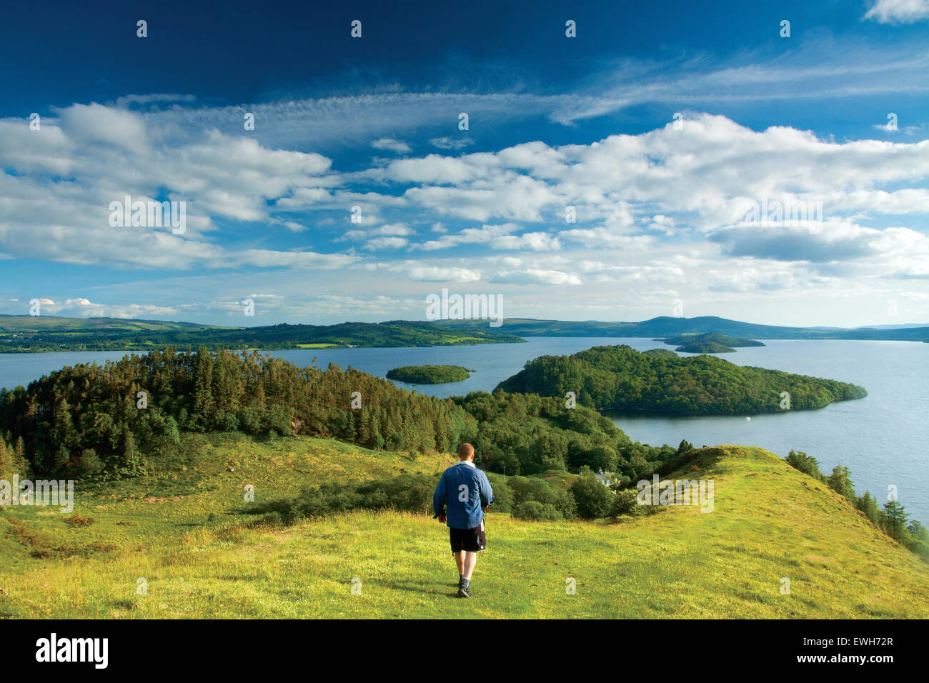 Une marchette en ordre décroissant à partir de la CONIC Hill le long Buaraich Druim nam, Loch Lomond et les Trossachs National Park Banque D'Images