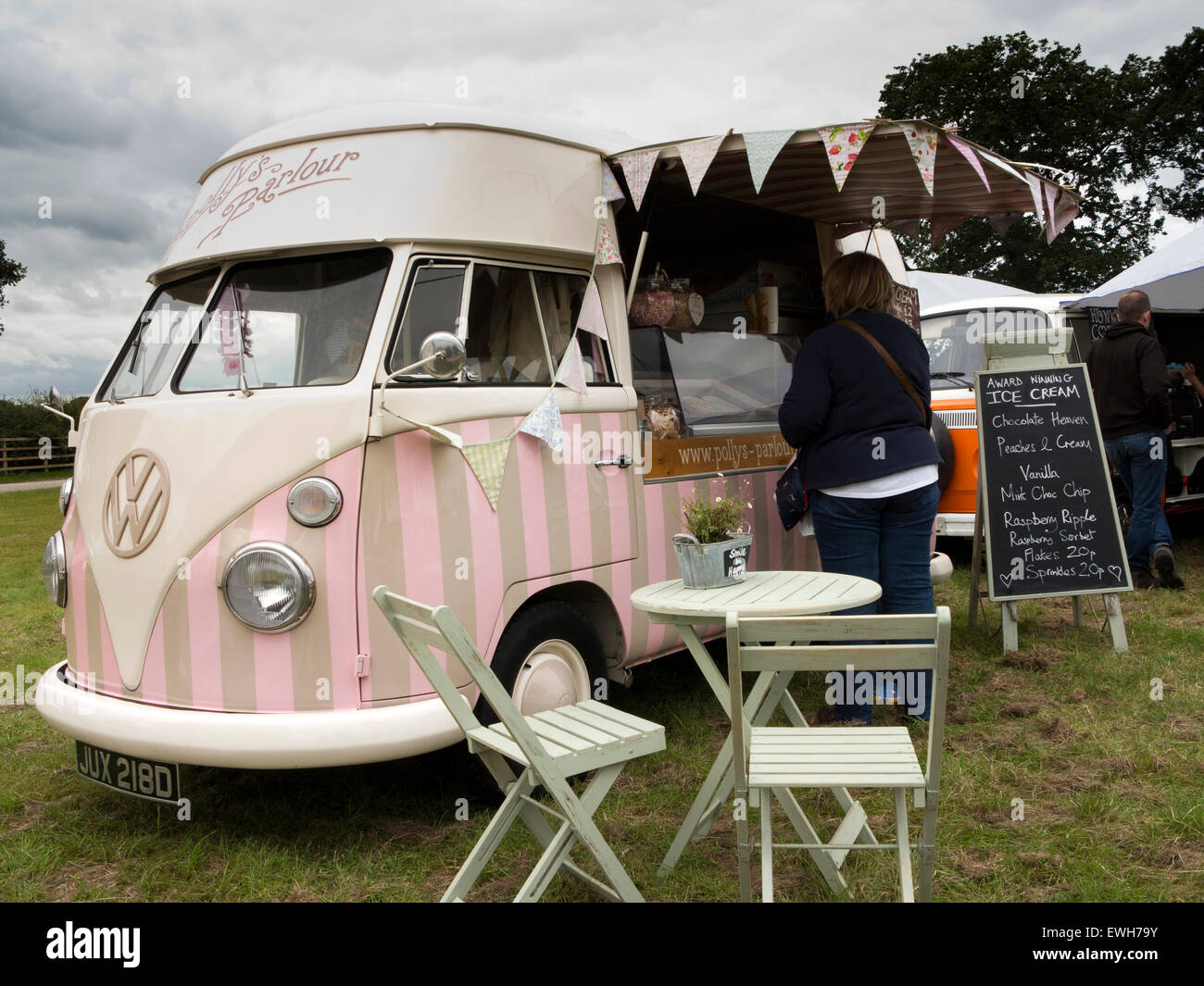 Royaume-uni, Angleterre, Cheshire, Tabley, Cheshire Showground, décoratives Accueil & Salvage Show, Polly's Parlour ice cream VW microbus mobile Banque D'Images